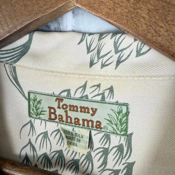 Tommy Bahama Mens Large 100% Silk Off White Pineapple Print Camp Shirt STAINED - Picture 4 of 7